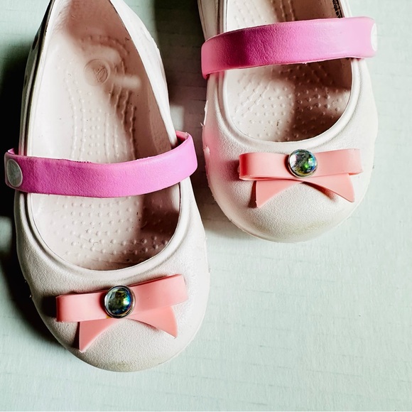 SOLD - Crocs Baby Infant Girls Bow Sandal Size 5 Flexible Shoe - Picture 2 of 6